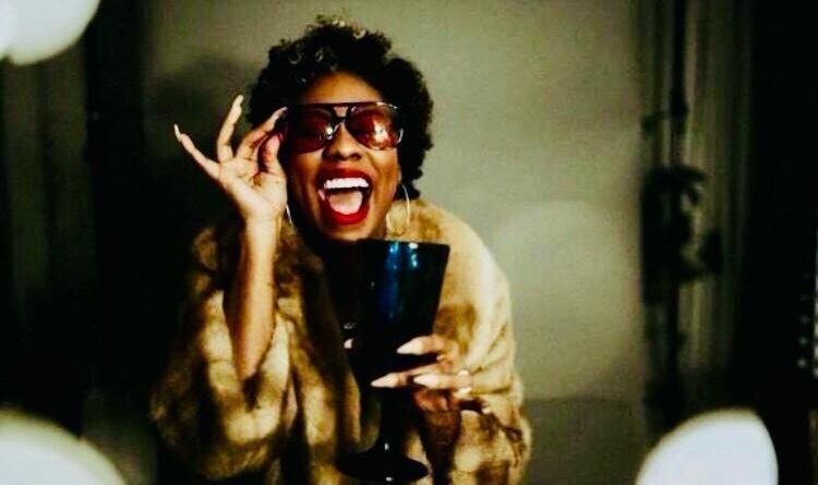 Iza, são 10 horas da manhã e o calor, aqui no centro da cidade, já está insuportável. Vou andando até a Nilo Peçanha. Te ligo quando sair da consulta. Beijos Iza, são 10 horas da manhã e o calor, aqui no centro da cidade, já está insuportável. Vou andando até a Nilo Peçanha. Te ligo quando sair da consulta. Beijos